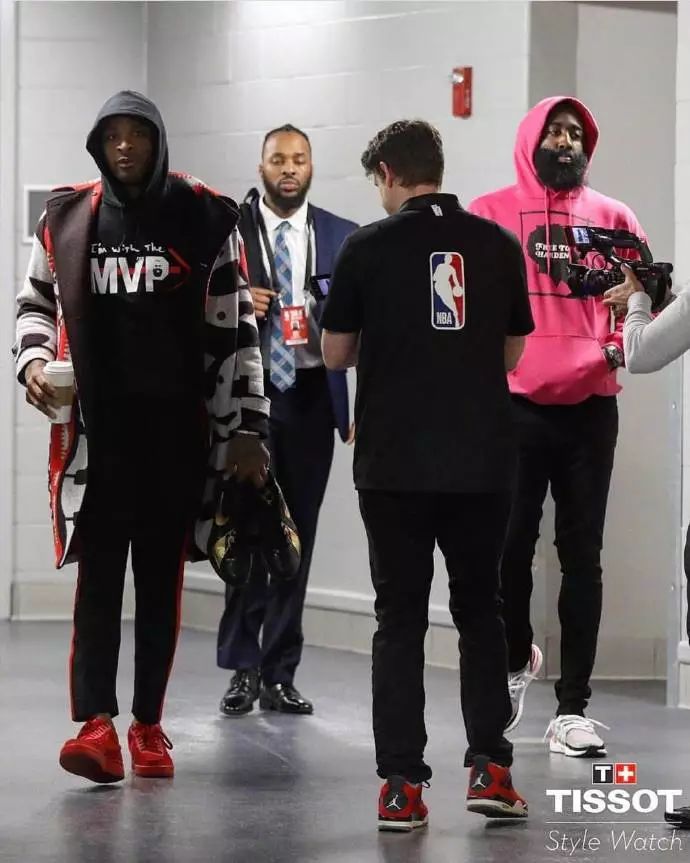 体坛联播｜曼联战平西汉姆5轮仅1胜，米兰意大利杯遭淘汰（体坛速递｜曼联近5轮仅1胜战平西汉姆，米兰意杯出局）