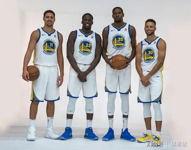 17岁天才卡尔展现极强潜力，德甲首秀表现亮眼，凭借出色技术和风格成为焦点。（17岁新星卡尔德甲处子秀惊艳，凭精湛脚法与独特风格抢尽风头）