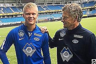 也是上到樊振东大师课了！小胖齐祖上海弄堂里打乒乓