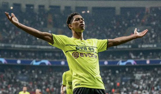 詹姆斯关键得分助湖人取胜（詹姆斯关键时刻发力，助湖人赢球）