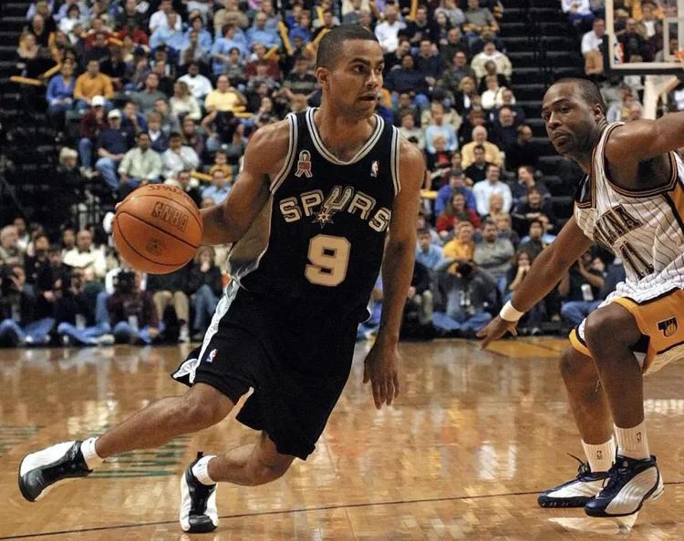 下半场心态爆炸！埃迪11中5得到11分10篮板6犯离场（下半场心态崩盘！埃迪11投5中拿下11分10篮板，6犯毕业）