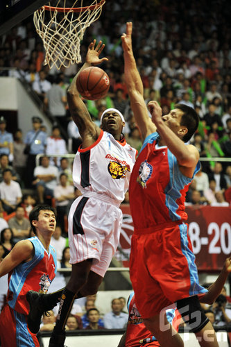 英媒：土耳其一名银行女经理诈骗球员3300万镑，被判入狱102年（英媒：土耳其一银行女经理骗走球员3300万英镑，获刑102年）