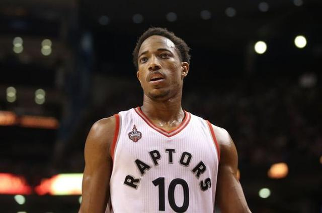 西足协前主席鲁比亚莱斯在发布会被扔鸡蛋，试图回击但被拦住（西足协前主席鲁比亚莱斯发布会上遭掷鸡蛋，欲回击被制止）