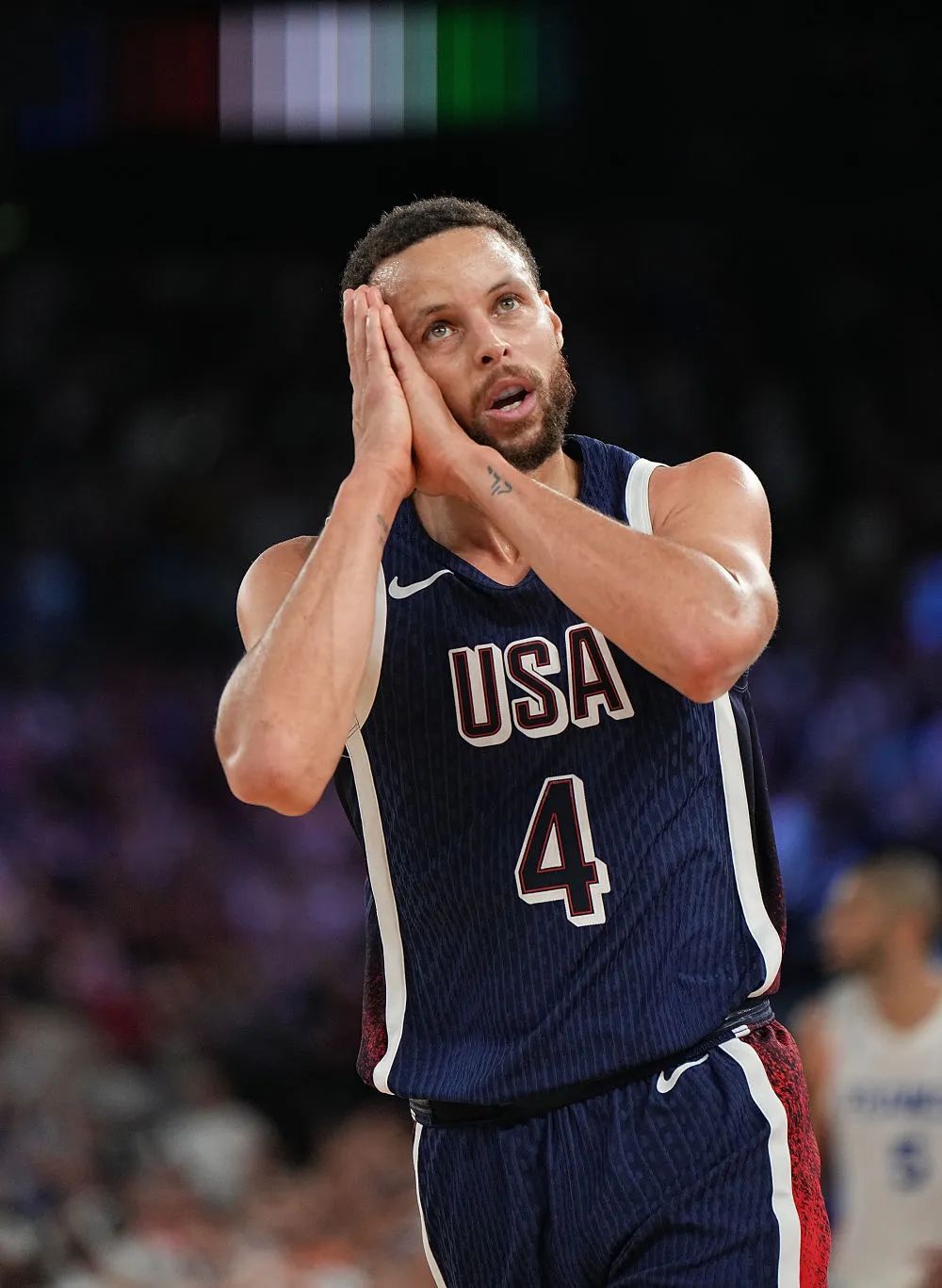 半场：皇马0-0巴列卡诺，比赛平淡，维尼修斯造险（半场战报：皇马0-0巴列卡诺，场面平淡，维尼修斯制造威胁）