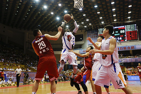 CBA疯狂一日！广东26分大胜江苏，广厦险胜山东，同曦惨败宁波（CBA风云一日：广东26分狂胜江苏，广厦险擒山东，同曦大比分负宁波）